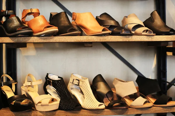 Női cipők a polcokon — Stock Fotó
