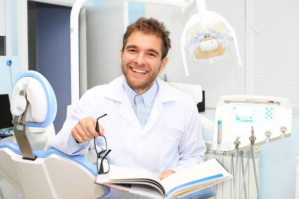 Dentist writes a patient a prescription — Stock Photo, Image