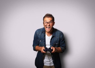 Denim gömlekli adam 