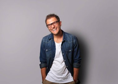 Genç adam bir kot gömlek 