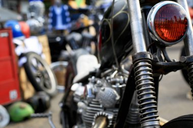 Eski garaj bir motosiklet tamir için