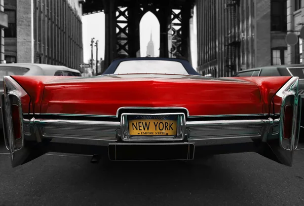 在纽约的复古旧车红颜色 — 图库照片