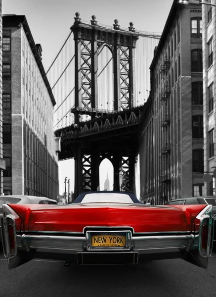 Ретро старый автомобиль красного цвета в Нью-Йорке — стоковое фото