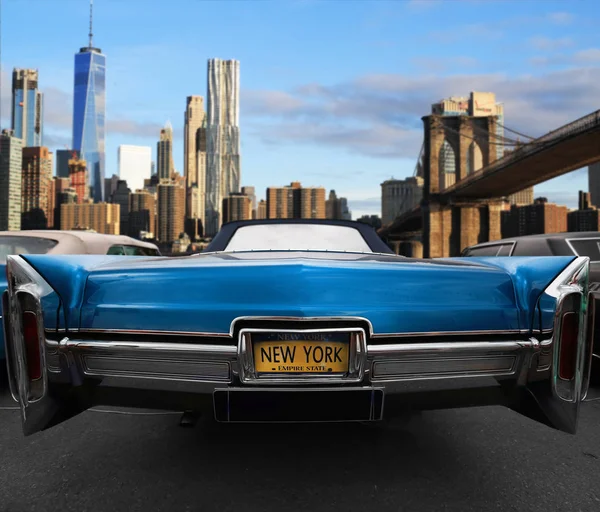 Retro carro velho na estrada em Nova York — Fotografia de Stock