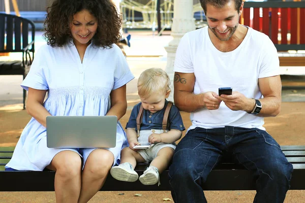 Junge Familie mit Gadgets — Stockfoto