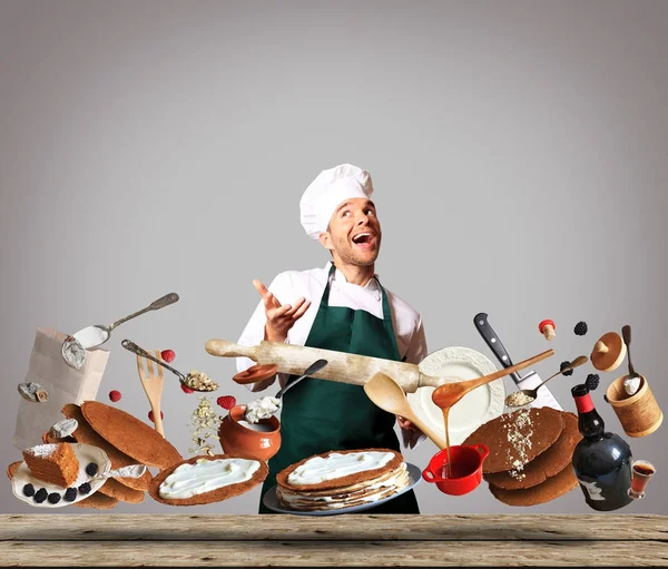 Çilek ile büyük bir pasta pişirme 