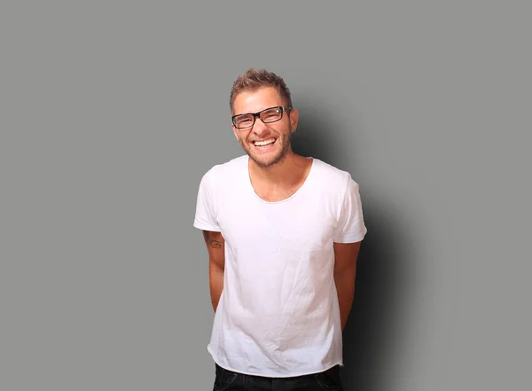 年轻人戴着眼镜和白色 T恤微笑 — 图库照片