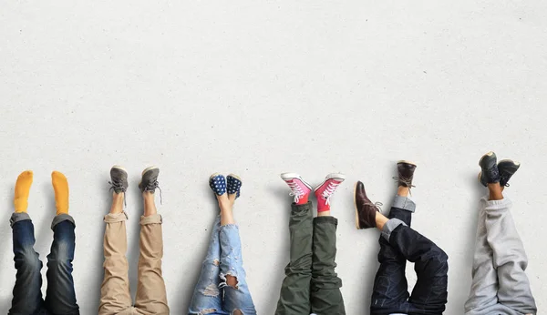 People Benen Muur Tijdens Een Pauze Werk — Stockfoto