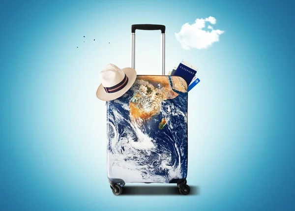 旅行者的袋子与地球的印刷品 — 图库照片