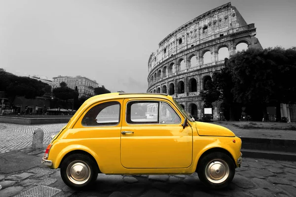 Retro Auto Auf Dem Hintergrund Des Kolosseums Rom Italien — Stockfoto