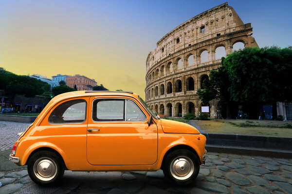 Ретро автомобиль на фоне Колизея в Риме Италия
