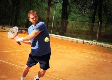 Tenis, güçlü oyuncu topu raket ile yumruklar