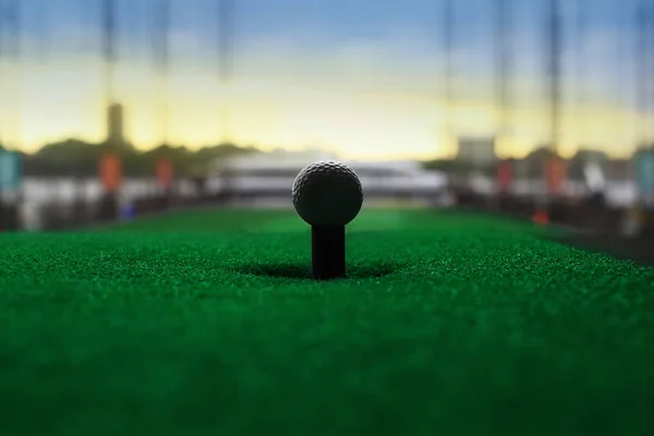 Golf Topu Şehir Arka Planı Vurduğu Için Ayarla — Stok fotoğraf