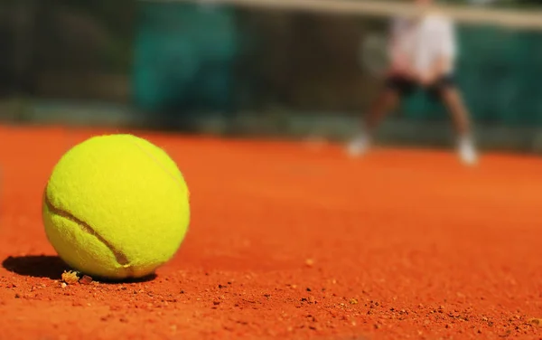 地面とは プレーヤーのテニス 黄色いテニスボール — ストック写真