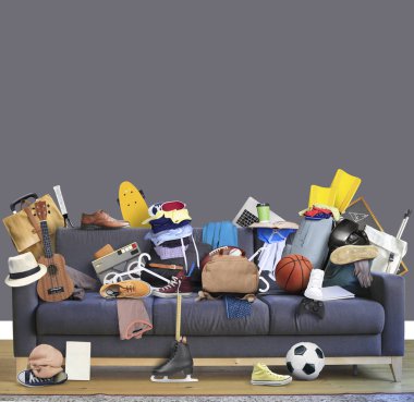 Büyük deri koltuk ile farklı şeyler bir demet