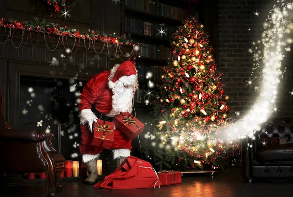 Noche Navidad Papá Noel Pone Regalos Bajo Árbol — Foto de Stock