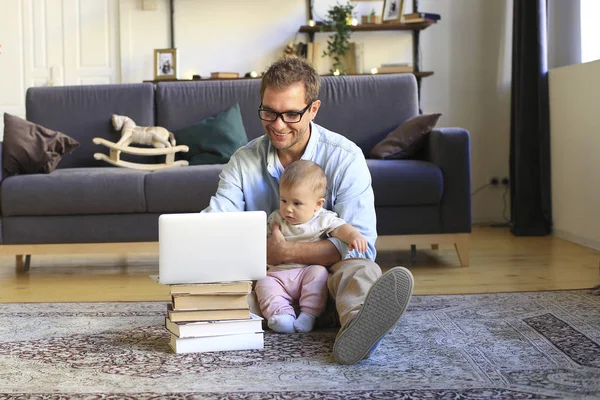 Junger Vater Mit Kleinem Kind Schaut Hause Auf Laptop — Stockfoto