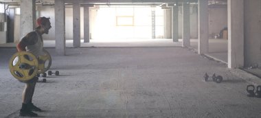 Erkekler spor salonunda egzersiz yapıyor.