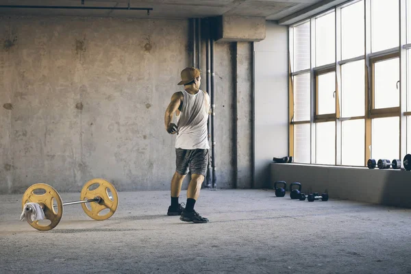 Erkekler Spor Salonunda Egzersiz Yapıyor — Stok fotoğraf