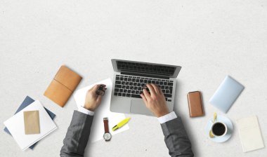 Ofis çalışanı masasında çalışıyor.