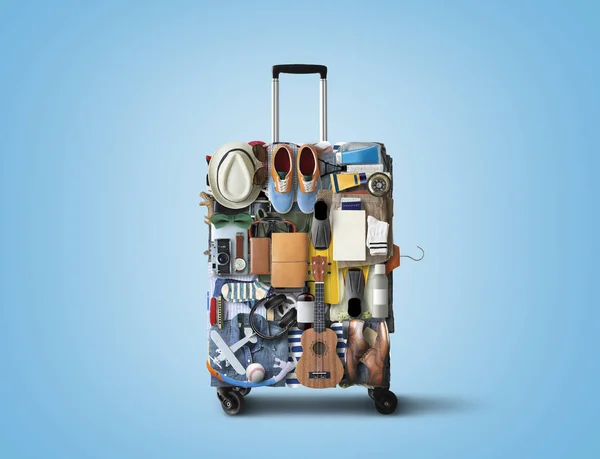 休暇のためのアイテムや服で構成される旅行スーツケース 旅行コンセプト — ストック写真
