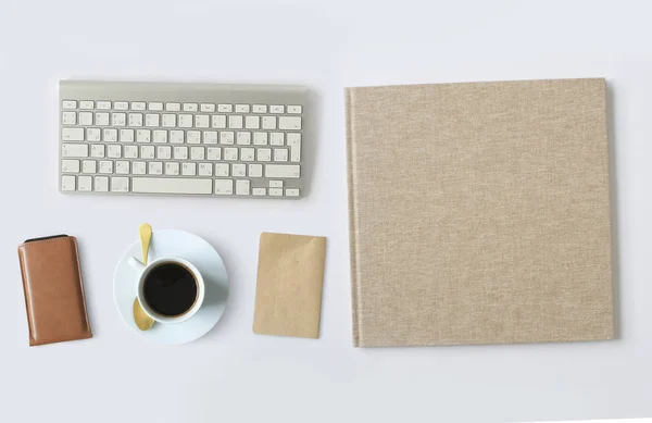 Grand Livre Couverture Rigide Beige Avec Tasse Café Clavier Sont — Photo