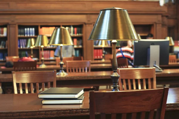 Livros Estão Sobre Mesa Biblioteca — Fotografia de Stock