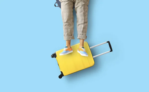 游客的概念是 一个男人把她的脚放在手提箱上 — 图库照片