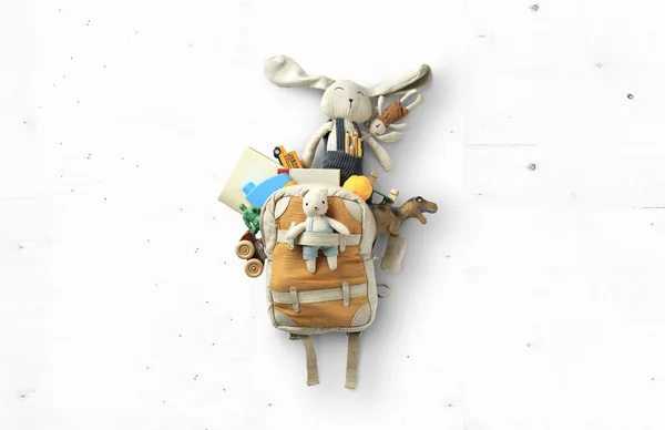 Симпатичный Детский Рюкзак Разнообразными Игрушками Концепция Детства — стоковое фото