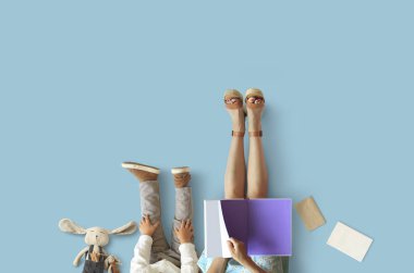 Anne ve küçük oğlu oturup kitap okuyorlar.