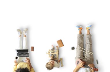 Genç, güzel, mutlu bir aile evde dinleniyor.