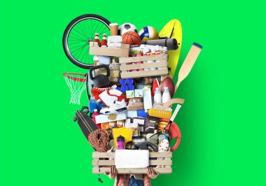 Sağlıklı yaşam tarzı konsepti, bir adam içinde vejetaryen ürünler ve spor aletleri olan bir kutu tutar.