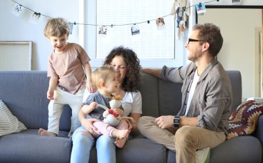 Genç, güzel, mutlu bir aile evde dinleniyor.