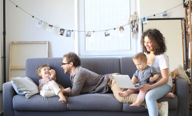 Genç, güzel, mutlu bir aile evde dinleniyor.