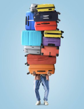 Bir turistin elinde kocaman bir valiz yığını, turistik bir konsept vardır.