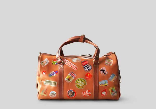 大きな古典的な茶色の革旅行バッグ — ストック写真