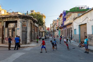 Havana 'nın banliyölerinde sokakta oynayan çocuklar.