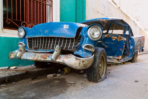 Ένα Παλιό Αυτοκίνητο Συνετρίβη Ένα Δρόμο Στην Αβάνα — Φωτογραφία Αρχείου