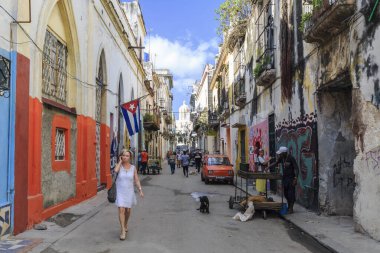 Havana 'nın merkezinde arabalarla ve insanlarla dolu bir caddenin görüntüsü