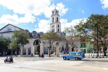 Havana 'daki Plaza de San Francisco de Asis' te eski bir araba ve ön planda bir sepet.