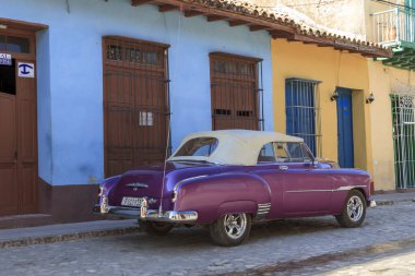 Trinidad de Cuba 'da eski Amerikan arabası ve renkli evler.