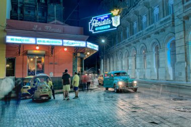 El Floridita tarihi bar ve restoranının dış gece manzarası