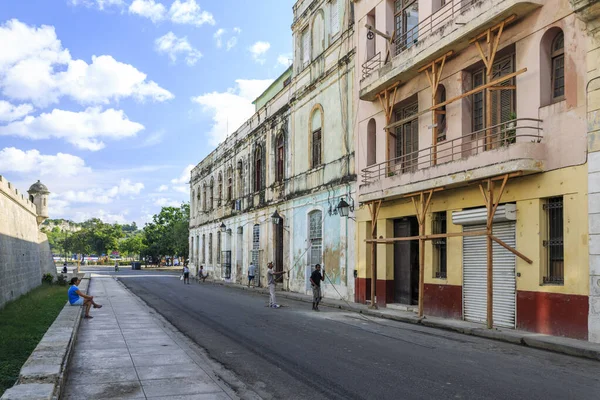 Edificio Fatiscente Ristrutturazione Avana Con Donna Guardare — Foto Stock