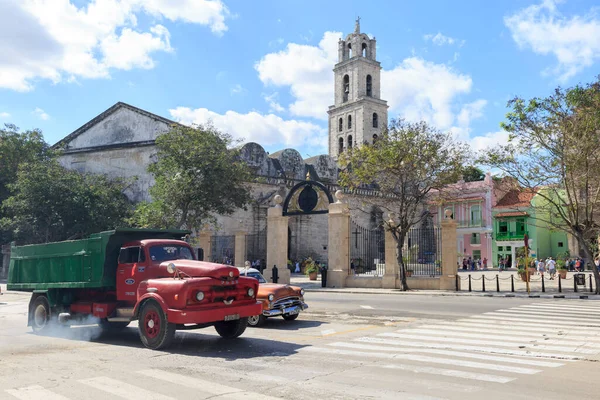 Plaza San Francisco Asis Havannában Teherautóval Előtérben — Stock Fotó