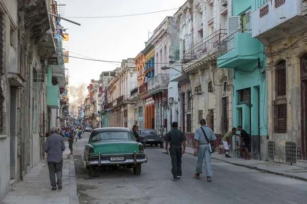 ハバナ中心部の通りに車や緑の建物 — ストック写真