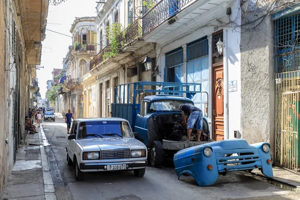 Egy Férfi Egy Teherautót Javít Havanna Utcájában — Stock Fotó