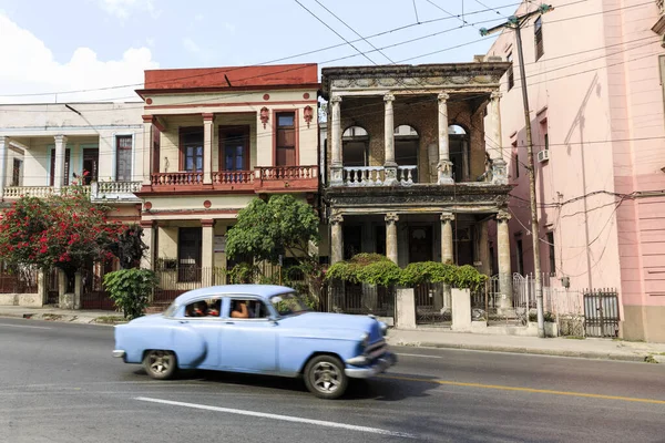 Oude Blauwe Auto Havana Met Gebouwen Achtergrond — Stockfoto