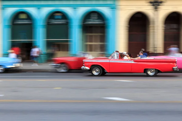 Panning Starého Automobilového Pavouka Havaně Budovami Pozadí — Stock fotografie