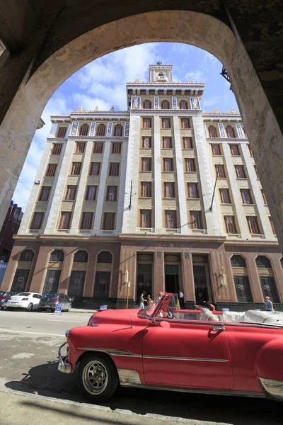 Bâtiment Bacardi Havane Encadré Arc Avec Vieille Voiture Premier Plan — Photo