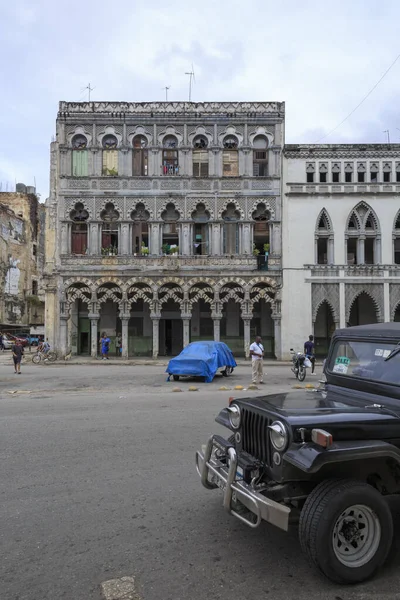 Gyönyörű Régi Havanna Épület Modern Jeep Autó Előtérben — Stock Fotó